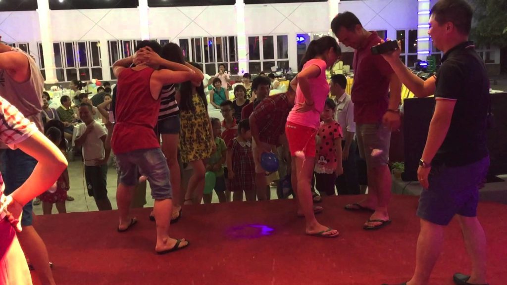 Một số trò chơi trong nhà tham khảo khi tổ chức team building 1 choi trung 1024x576