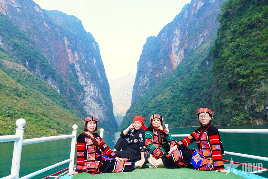 Tour Hà Giang Lũng Cú Nho Quế 3 ngày 2 đêm trọn gói Ktravel